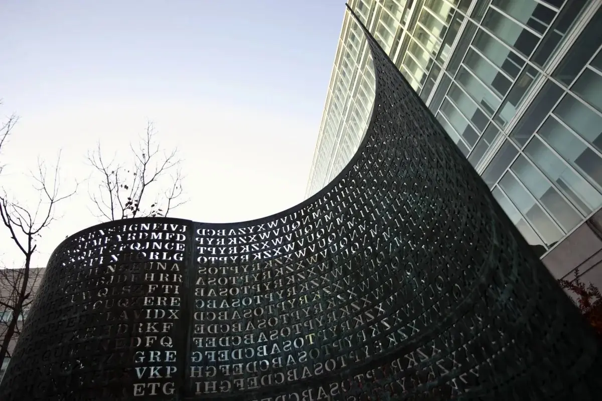 بيع الشيفرة السرّية لمنحوتة “كريبتوس”.. ماذا نعرف عنها؟