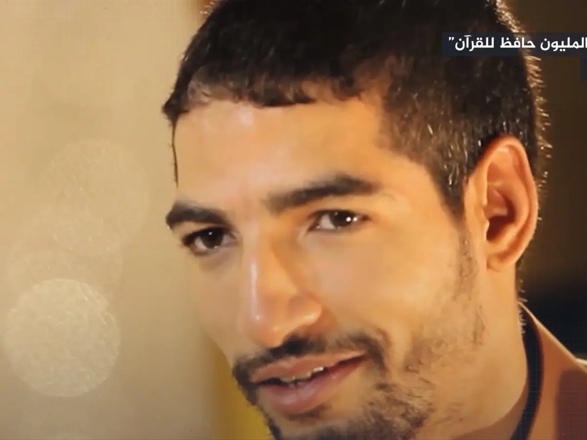 (شاهد) ببركة القرآن الكريم.. شاب ليبي بلا ذراعين يتحدى المستحيل ويعيش حياة طبيعية