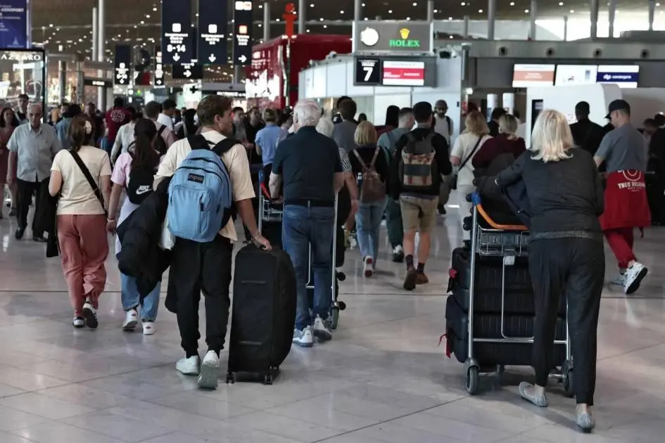 المطارات الفرنسية في مهب عاصفة مغادرة شركات الطيران وهجران المسافرينالمطارات الفرنسية في مهب عاصفة مغادرة شركات الطيران وهجران المسافرين