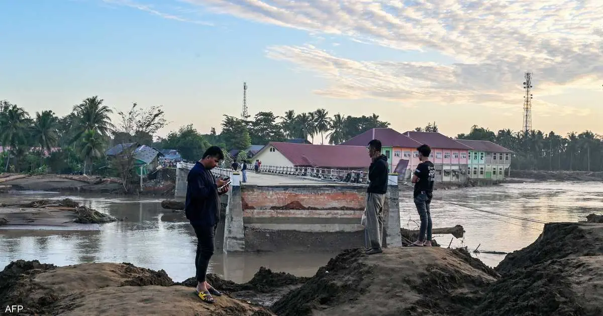 كارثة في إندونيسيا.. الفيضانات تبتلع 500 روح