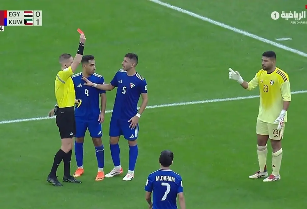 شاهد.. أول حالة طرد في كأس العرب 2025 خلال مباراة مصر والكويت