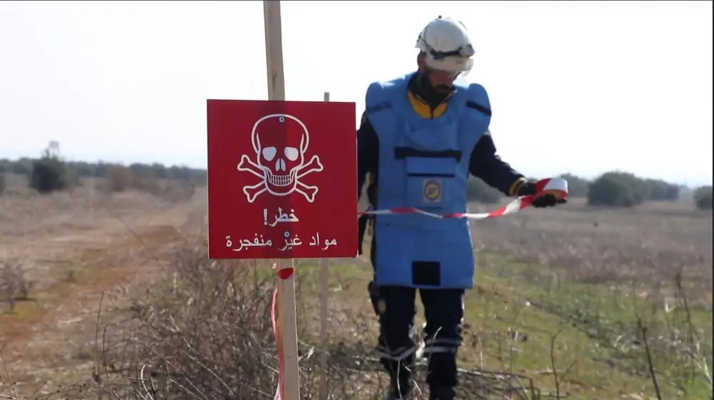 مقتل طفل وإصابة اثنين بانفجار قنبلة عنقودية بريف إدلب