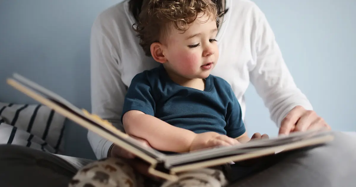 القصة التي تقرأها لطفلك قبل النوم.. كيف تبني دماغه وشخصيته؟