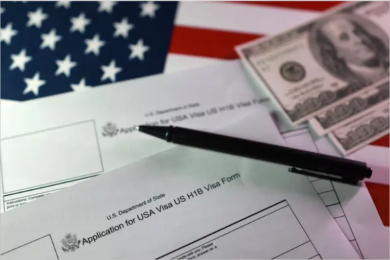 إيلون ماسك يدافع عن تأشيرة «H-1B» وينتقد الرسوم الجمركية