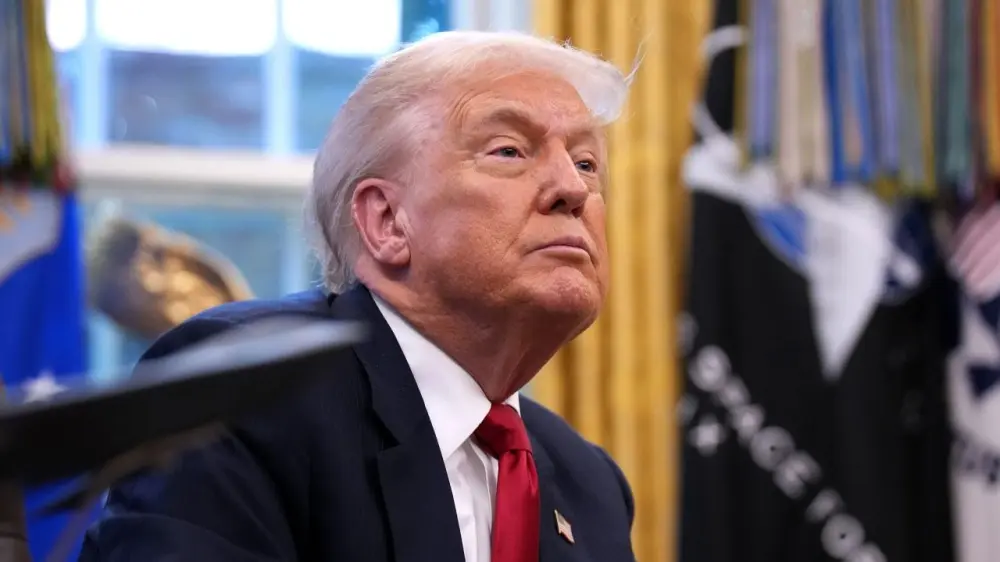 ترامب يطالب إسرائيل بحوار مع سوريا وألا يحدث شيء يتداخل مع تطورها