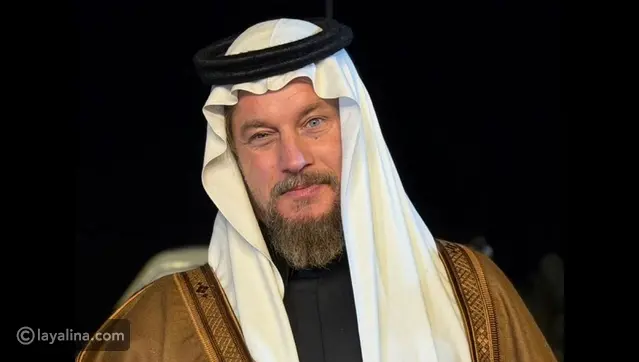 ترافيس فيميل بطل مسلسل فايكينغ بالزي السعودي في صحراء حائل