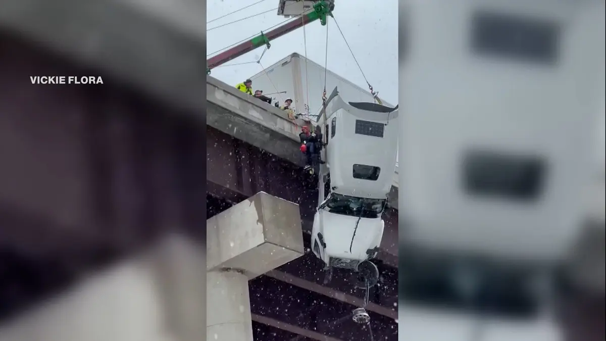 شاهد.. إنقاذ درامي لسائق شاحنة متدلية على حافة جسر بفرجينيا الغربية