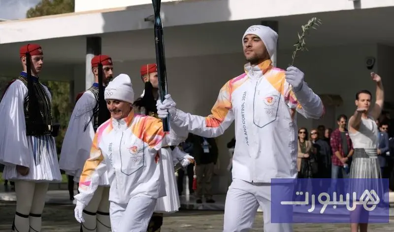 الطقس يختصر تسليم الشعلة الأولمبية
