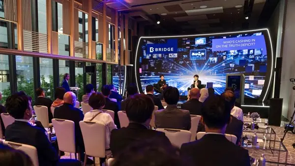 قمة BRIDGE 2025 تختار "أبوظبي للإعلام" شريكاً رسمياً