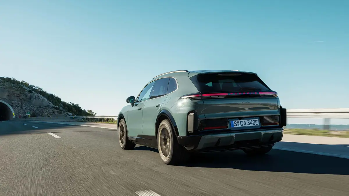 بورشه تُقسم أن سيارة كايين الكهربائية قادرة على أن تُخفي وزنها الهائل