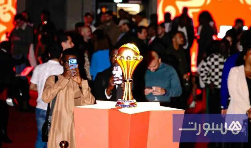 مجسم كأس إفريقيا يحط الرحال بباريس