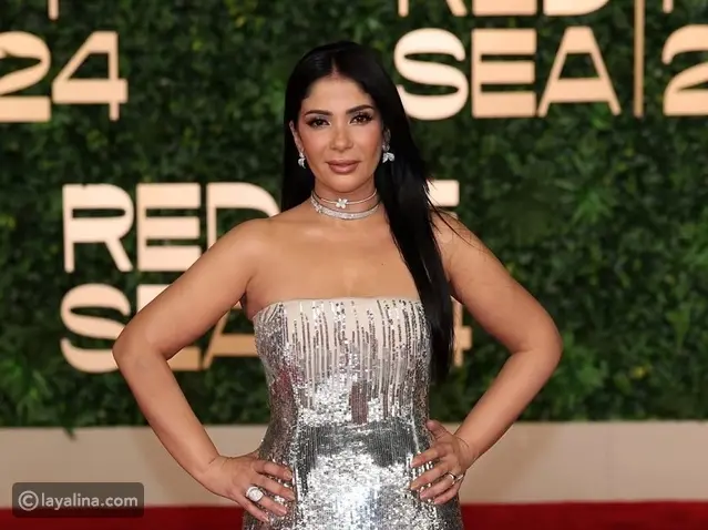 منى زكي تتألق بالفضي اللامع في مهرجان البحر الأحمر 2024