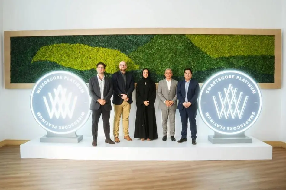 «الإمارات دبي الوطني» يحصل على شهادتين في الاتصال الرقمي والتكنولوجيا الذكية