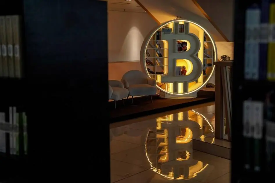«بيتكوين» تستقر قرب 92500 دولار