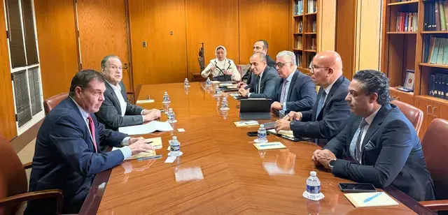 «اقتصادية قناة السويس» تبحث مع «ميرك» العالمية توطين صناعات الأدوية داخل المناطق الصناعية للهيئة