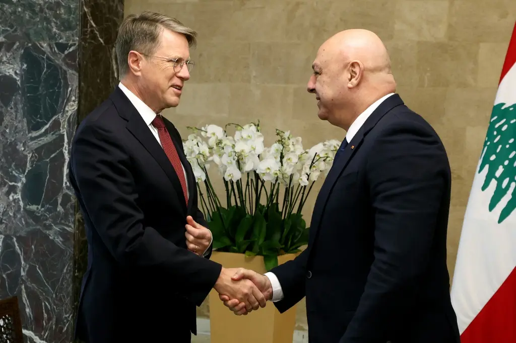 الرئيس اللبناني يطالب وفد مجلس الأمن بالضغط على اسرائيل للالتزام بوقف النار