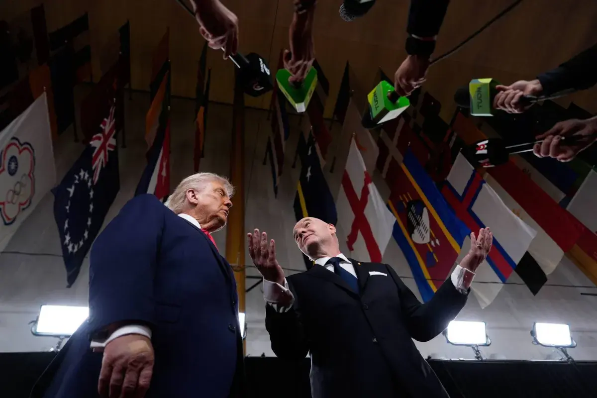 إنفانتينو يمنح جائزة السلام المقدمة من فيفا للرئيس الأميركي دونالد ترمب