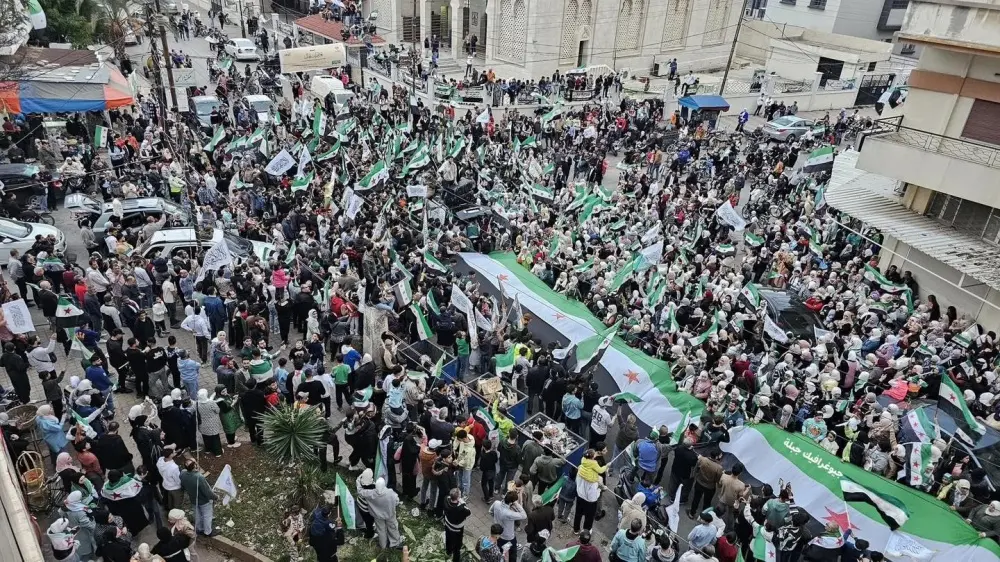 جبلة تحتفي بعيد التحرير.. مسير جماهيري وقناديل مضيئة تجمع السوريين على وحدة الوطن