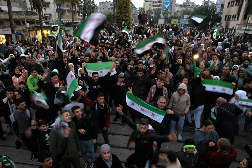 السوريون يحتفلون بالذكرى الأولى لسقوط الأسد