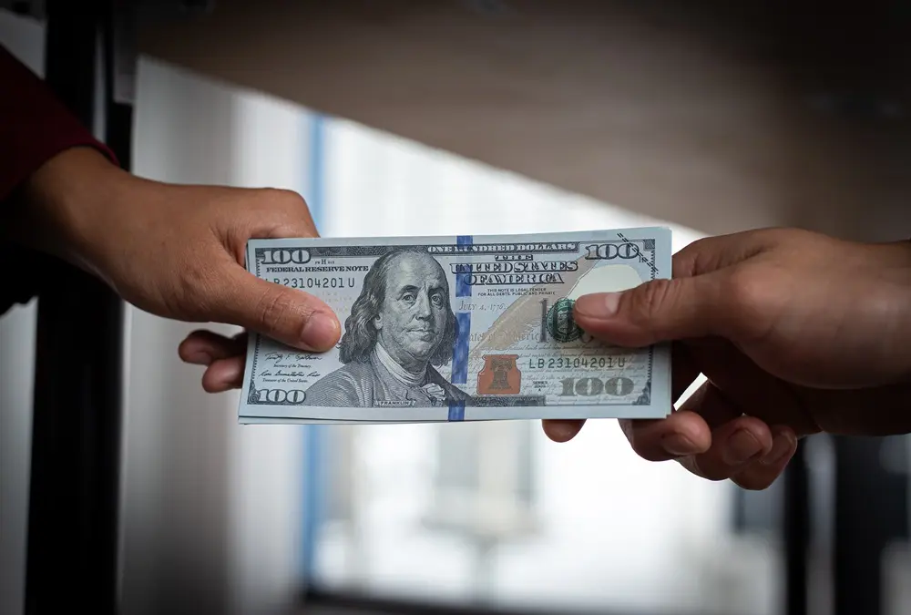 الدولار يقترب من أدنى مستوى في 5 أسابيع بفعل رهانات خفض الفائدة