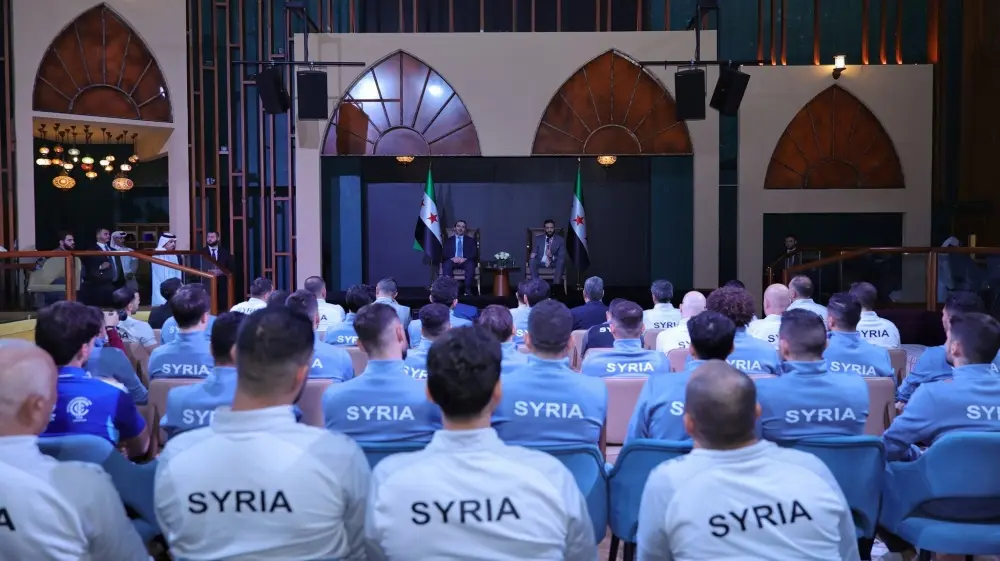 الرئيس الشرع يلتقي بعثة المنتخب السوري لكرة القدم في الدوحة
