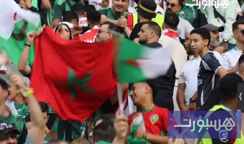 علم المغرب وقميص المنتخب وسط جمهور الجزائر
