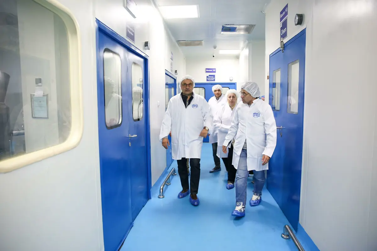 وزير قطاع الأعمال العام يتفقد شركة ممفيس للأدوية لمتابعة سير العمل والإنتاج