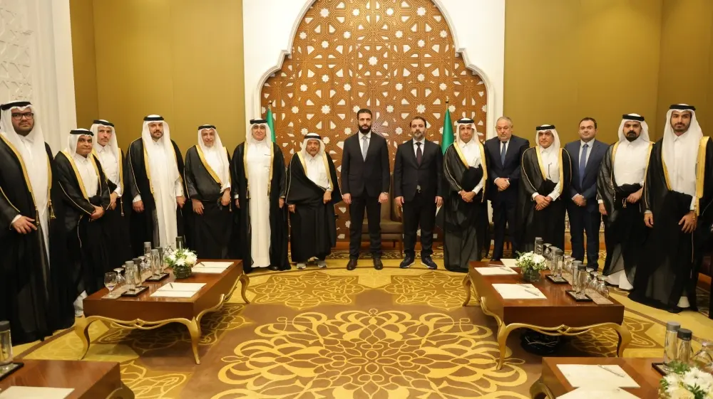 الشرع يعقد جلسة مع رابطة رجال الأعمال القطريين في الدوحة