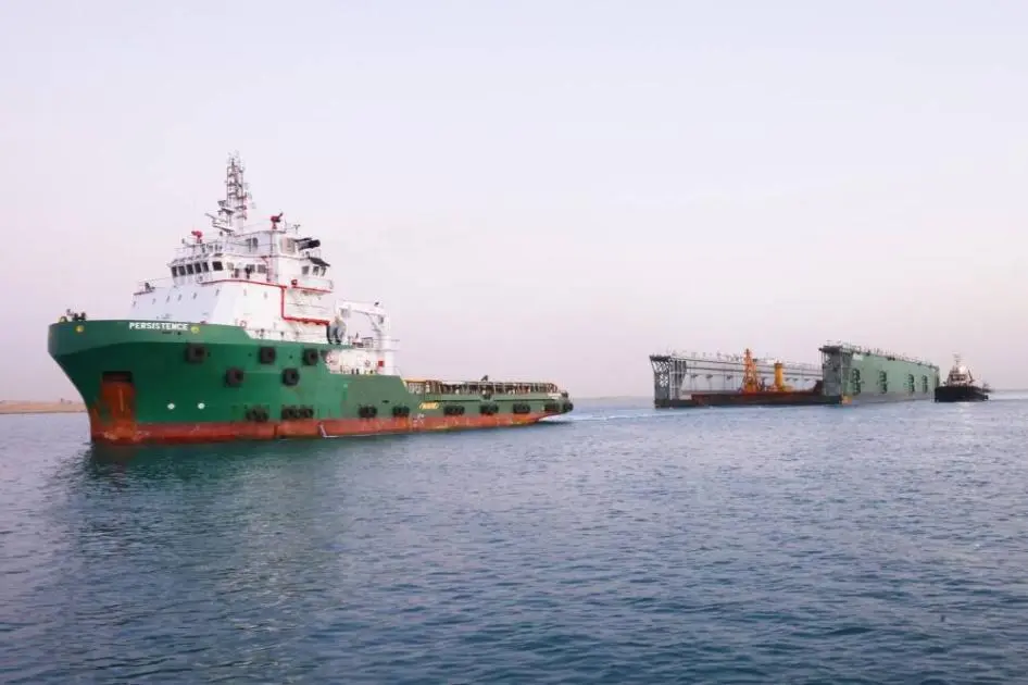«الحوض العائم» يعبر قناة السويس