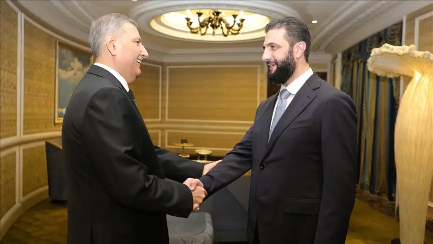 الرئيس الشرع يلتقي رياض حجاب على هامش منتدى الدوحة 2025