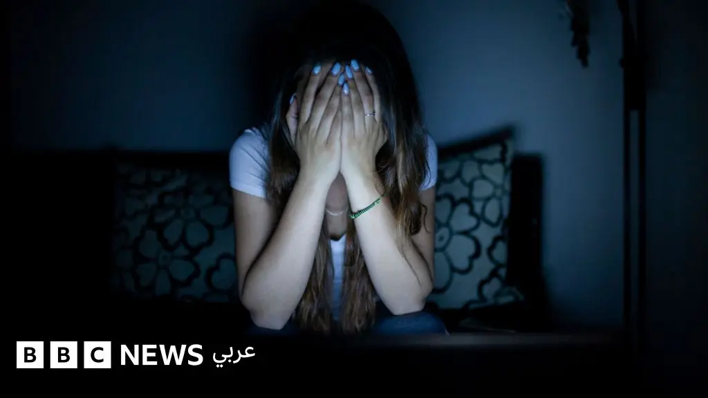 لماذا يلجأ رجال إلى مساومة نسائهن بصورهن الخاصة؟