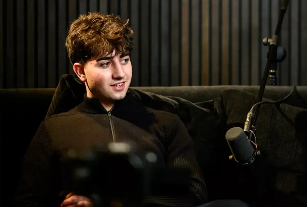 طالب يكتسح سوق الذكاء الاصطناعي ويُحقق عائدًا 1.4 مليون دولار شهريًا.. كيف بدأ؟