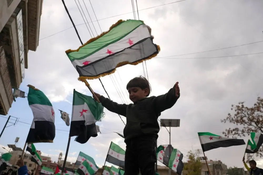 سوريا تحتفل بالذكرى الأولى لتحرير البلاد بعروض عسكرية وحشود شعبية