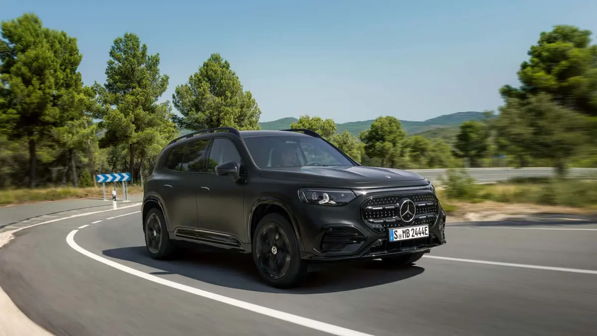 مرسيدس GLB طراز 2026: سبعة مقاعد، ثلاث شاشات، صندوقان خلفيان