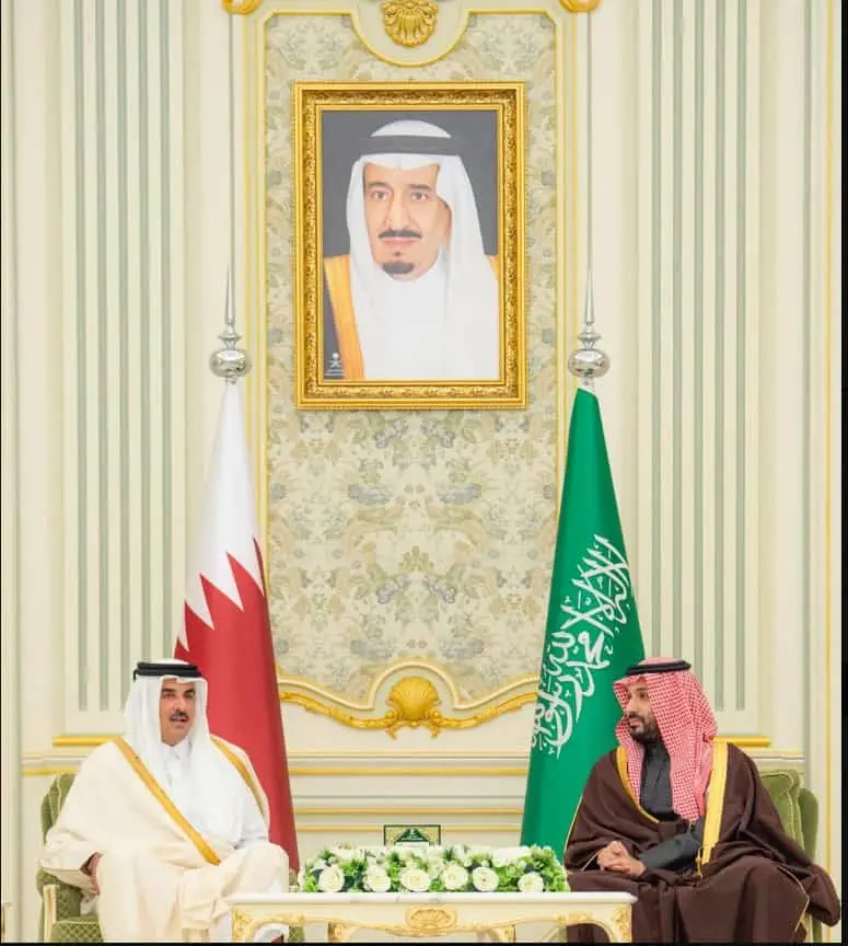 أمير قطر يصل إلى الرياض في زيارة رسمية وسمو ولي العهد بمقدمة مستقبليه (فيديو)