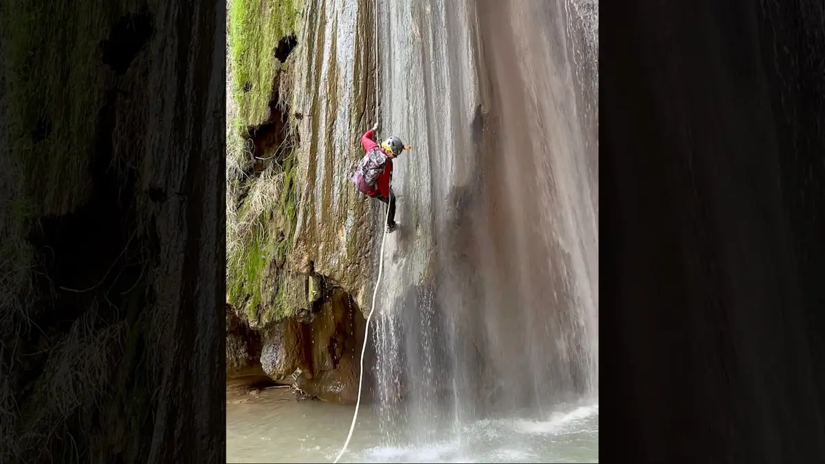 شاهد مغامرة تنزل على طول شلال هادر في قلب الأردن