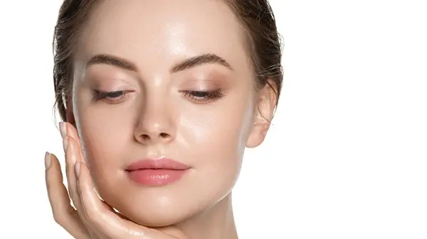 نعم يمكنكِ السيطرة على البشرة الدهنية.. إليكِ الطريقة