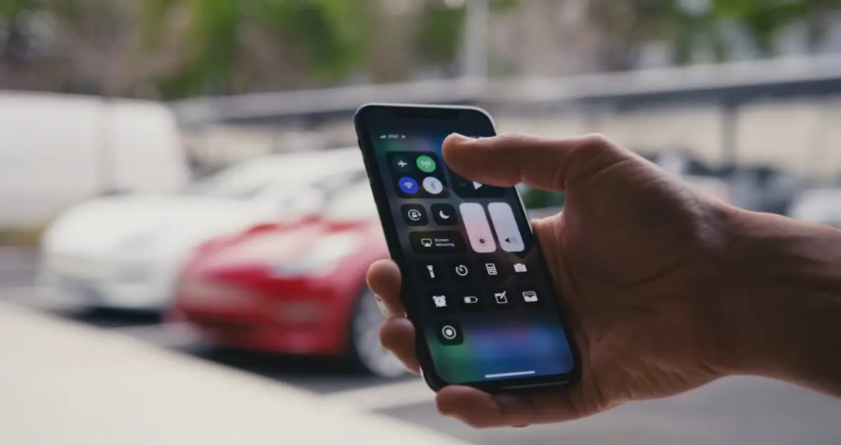 تسلا تنهي مشكلة نسيان الآيفون داخل السيارة نهائيًا