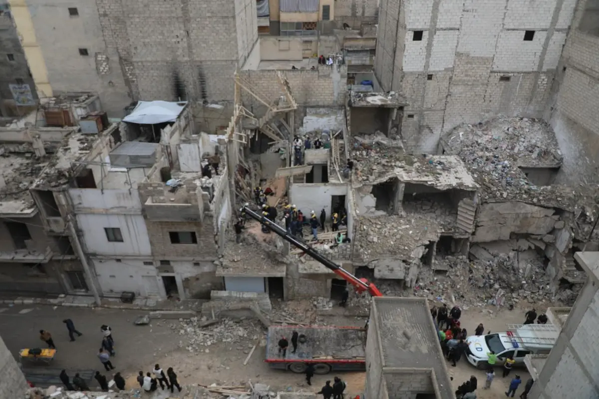 وفاة عاملين وإنقاذ آخرين.. انهيار مبنى قيد الإنشاء في حي كرم القاطرجي بحلب