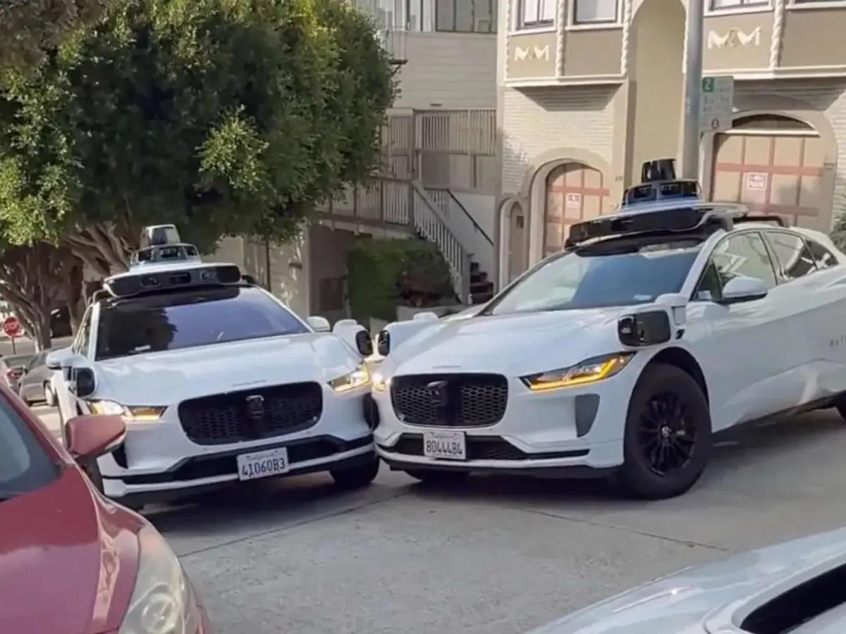 حادثة تصادم بين سيارتي Waymo ذاتية القيادة تتسبب في تعطيل حركة المرور