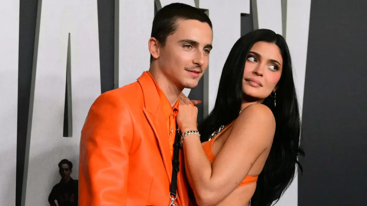 كايلي جينر وتيموثي شالاميه بإطلالة برتقاليّة في لوس أنجلوس