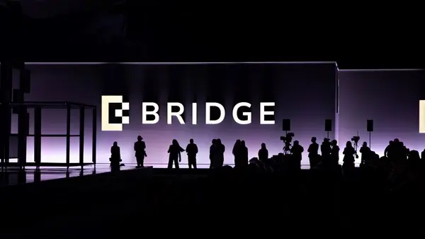 يسرا وإدريس ألبا يفسران سر استمرارية النجاح والمحافظة عليه.. في «قمة بريدج 2025»