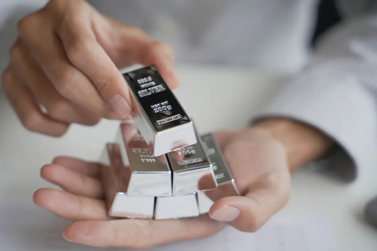 الفضة تواصل صعودها التاريخي وتتجاوز 60 دولارًا للأونصة