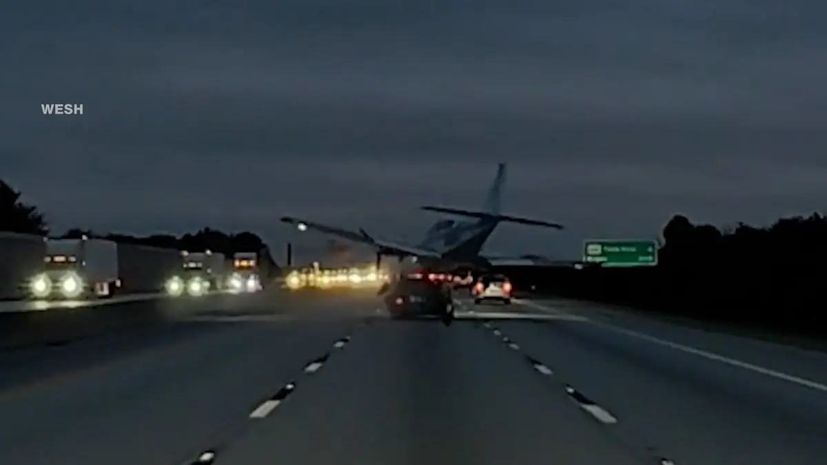 ذكرى لا تُنسى.. كاميرا مثبتة بسيارة توثق لحظة سقوط طائرة واصطدامها بمركبة على طريق سريع