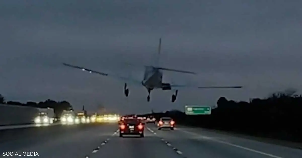 لحظات مرعبة.. هبوط طائرة فوق سيارة على الطريق السريع