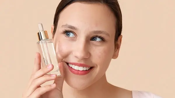 لبشرة مشعة بالنضارة.. إليكِ أفضل «أمصال الهيالورونيك الأسيد» في 2025