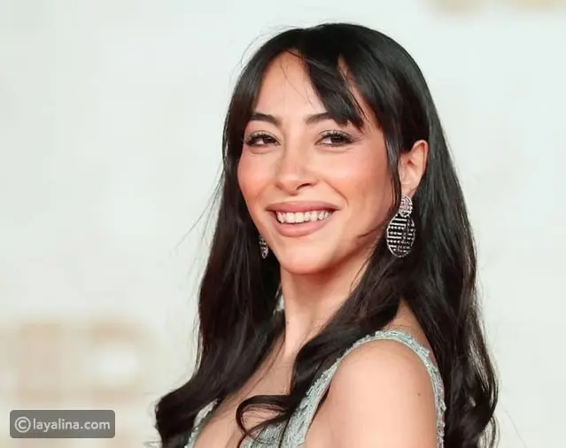 سارة طيبة بإطلالة فضية لافتة في مهرجان البحر الأحمر 2025