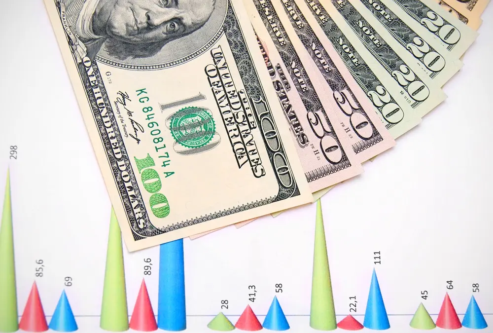 الدولار يتأرجح مع قلق المستثمرين وتلميحات الفيدرالي الأمريكي لتخفيف السياسة النقدية