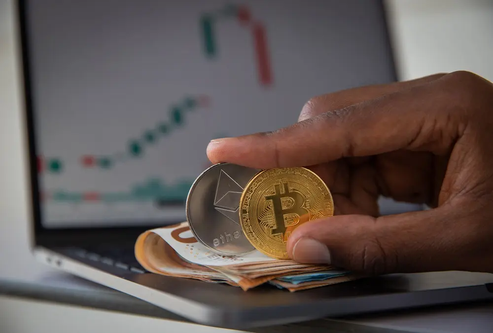 بعد خيبة أمل «أرباح التكنولوجيا».. البيع الكثيف يلغي مكاسب البيتكوين والإيثيريوم