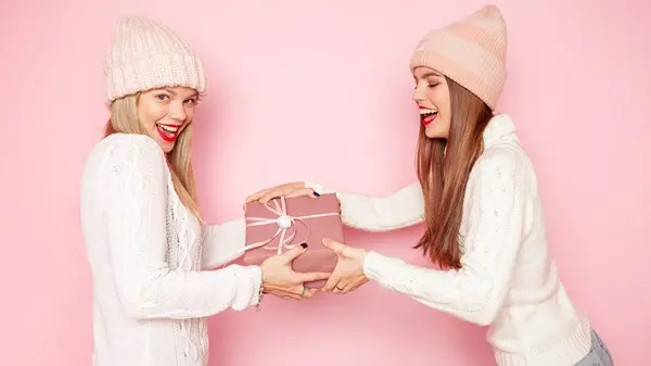 إليكِ مختارات من الهدايا لصديقاتكِ.. في موسم العطلات